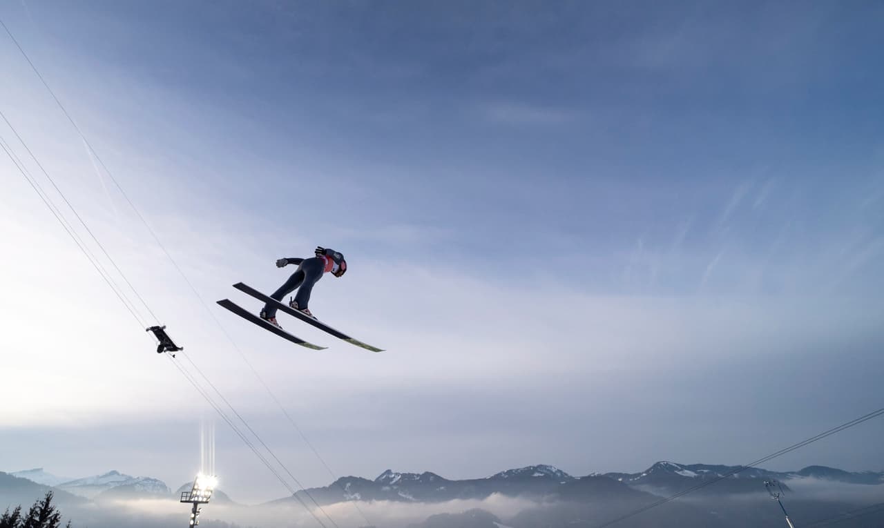 o Trampolines en Oberstdorf (Alemania) dejó múltiples postales de la competencia aérea de esquí, en donde el arte de las imágenes se mezcla con la exigencia del deporte.