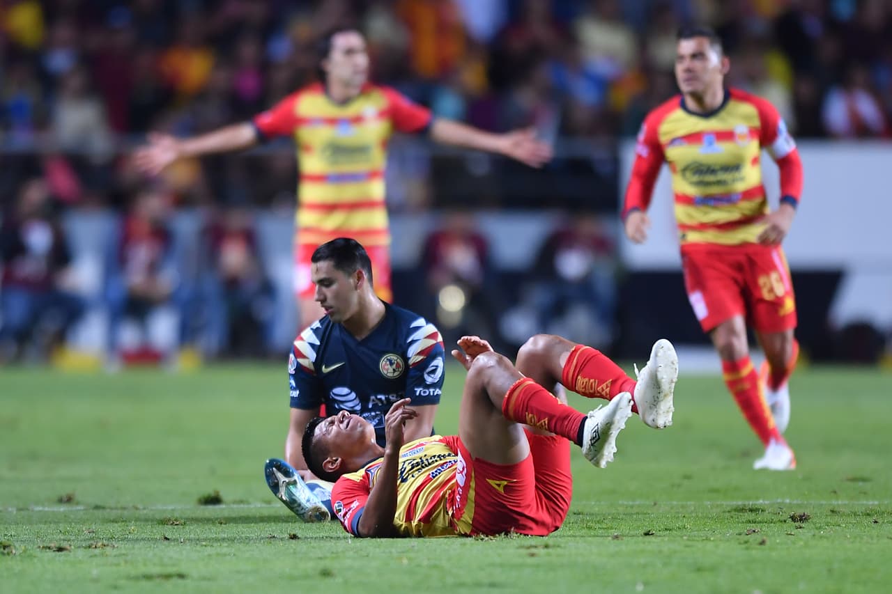 Entrada desafortunada de Jorge Sánchez, el americanista recibe la segunda amarilla personal y se va a las regaderas muy pronto.