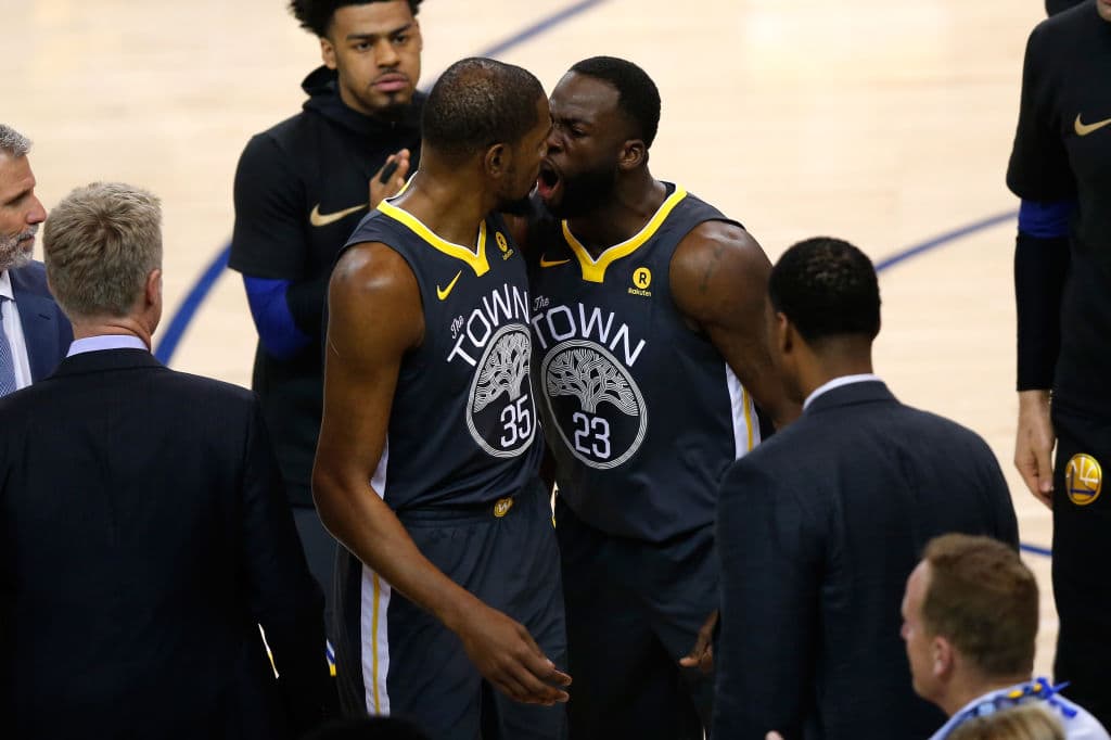 Al inicio del duelo la cosa entre compañeros se puso tensa. En la imagen Draymond Green le grita en la cara a Kevin Durant. Esta situación no pasó a mayores, no influyó en el desempeño del equipo.