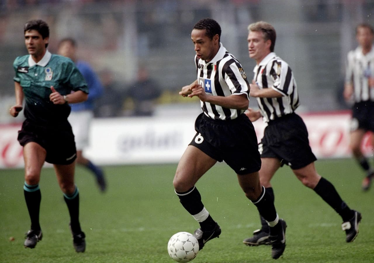La carrera de Thierry Henry comenzó en el Mónaco y de allí brincó a la Juventus en 1998, aunque solo jugó una temporada para fichar por el Arsenal de Arsene Wenger.