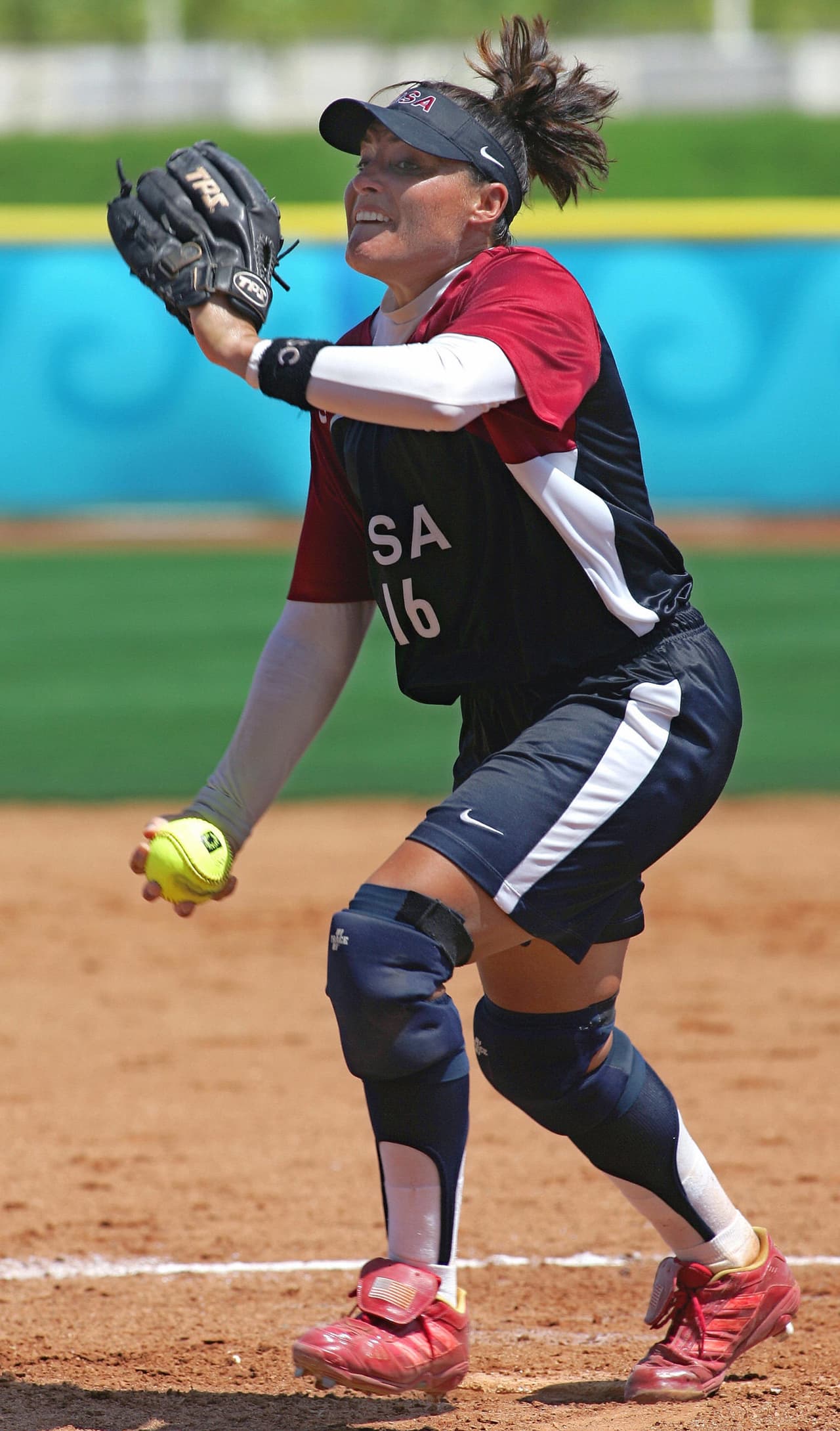 Lisa Fernández, de madre puertoriqueña, logró 3 medallas de oro en Juegos Olímpicos en el softball con la selección de los Estados Unidos.