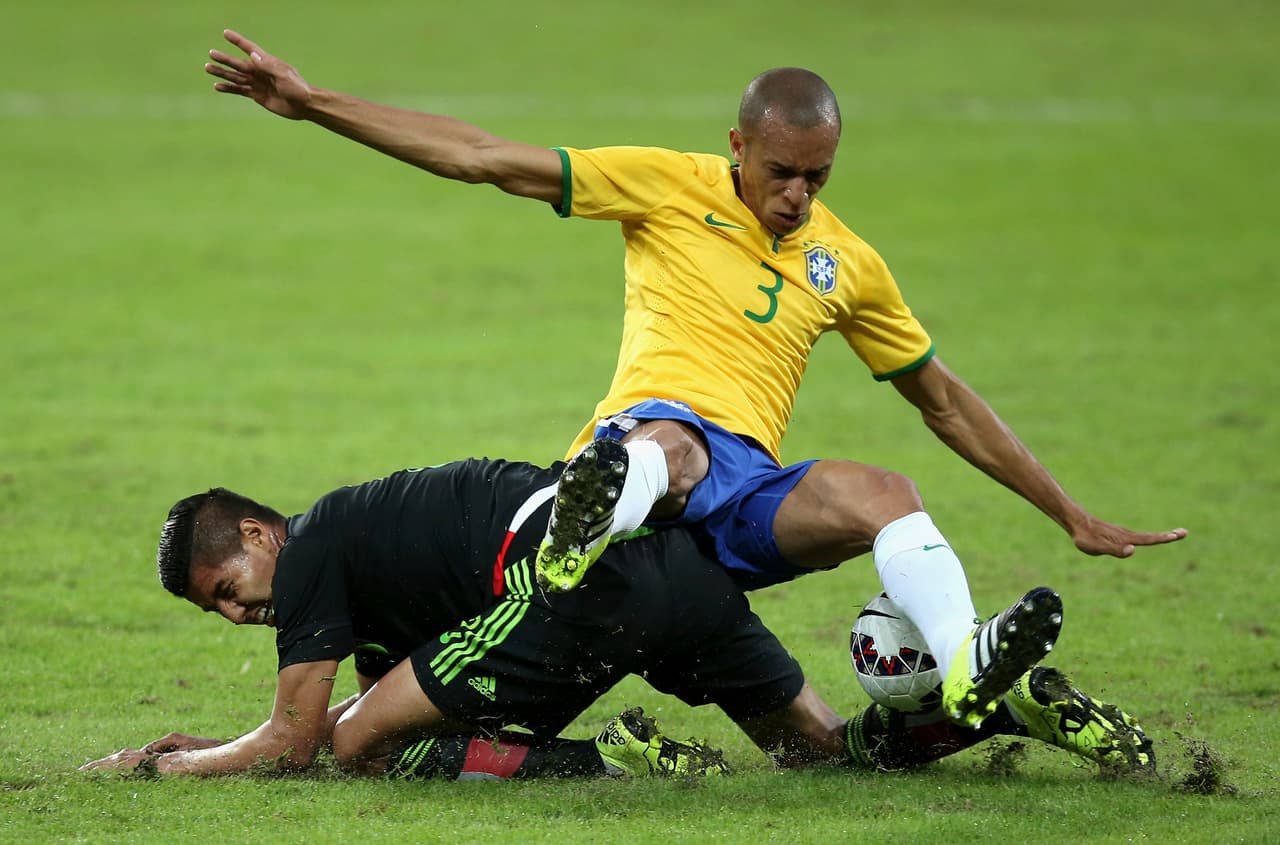 Miranda: Ante la ausencia de Thiago Silva, el hombre del Atlético de Madrid dio un buen partido haciendo dupla con David Luiz, pero aún es temprano para saber si puede hacerse con el puesto contra otros rivales en mejor ritmo. Calificación: 6.