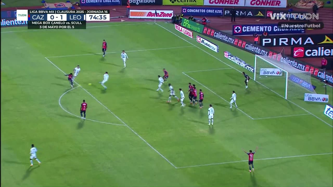 ¡Se salva el León! Primero el poste y después el tiro desviado por centímetros