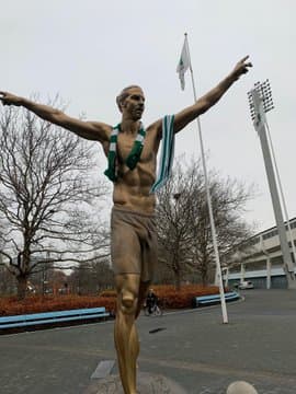 Tras darse el anuncio de que Zlatan Ibrahimovic se convierte en copropietario del Hammarby, los aficionados del Malmo han pedido retirar su estatua y hoy amaneció vandalizada.