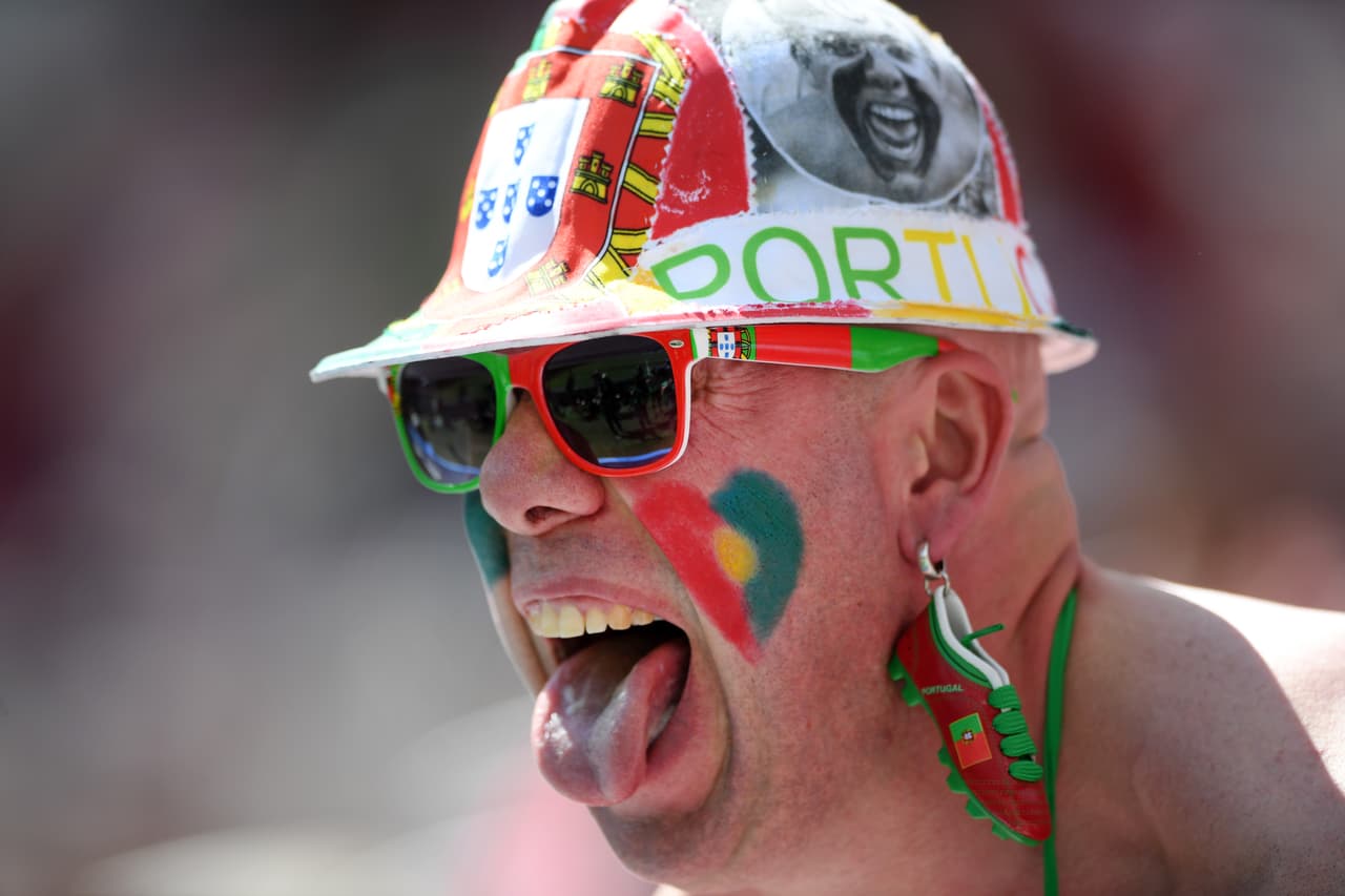 Las máscaras y demás atuendos de los fanáticos hacen parte del colorido en la fiesta del partido entre Portugal y Marruecos en la segunda fecha del grupo B del Mundial de Rusia 2018.