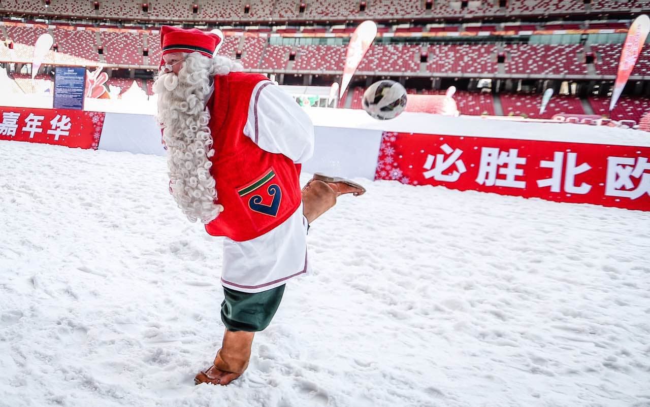 Lapland siempre ha sido conocida por ser la casa de Santa Claus, de acuerdo a las costumbres finlandesas. Aunque originalmente se cree que vivia en Korvatunturi, a unas 150 millas al noreste, el parque de la Villa de Santa Claus fue abierto en Rovaniemi en 1985.