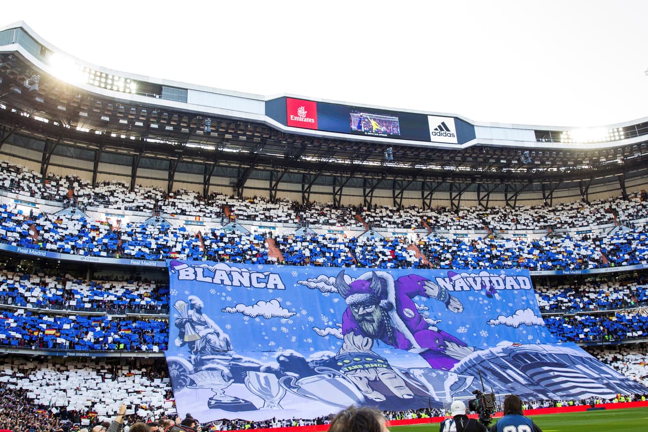 Madrileños, catalanes, extranjeros, en familia, con amigos, todos llegaron con el buen ánimo al estadio de Chamartín para vivir un Clásico Real Madrid-Barcelona más en la previa de la Navidad.