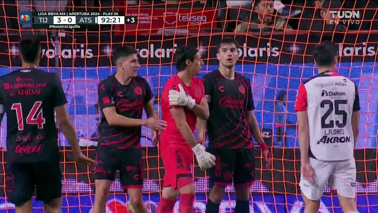 ¡TIRO ATAJADO! disparo por Israel Larios.