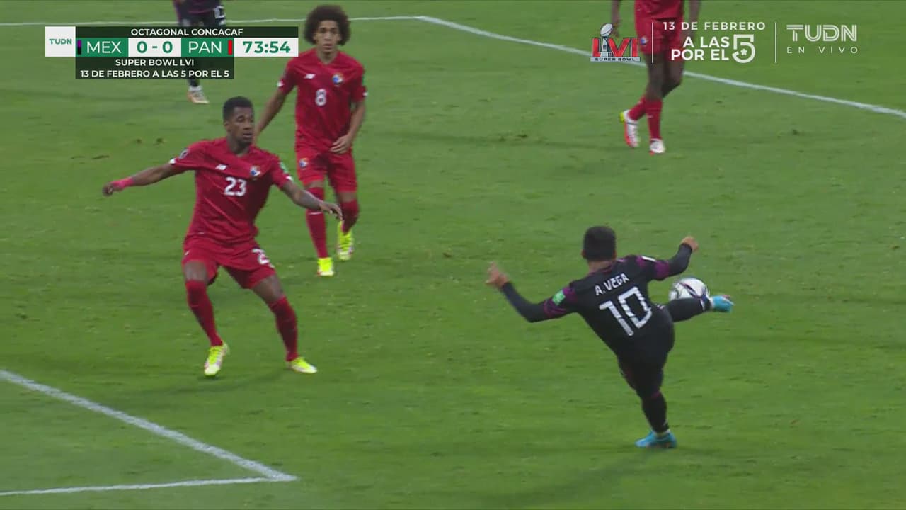 ¡Ni Alexis pudo concretar! Vega intenta de tijera y remata por encima