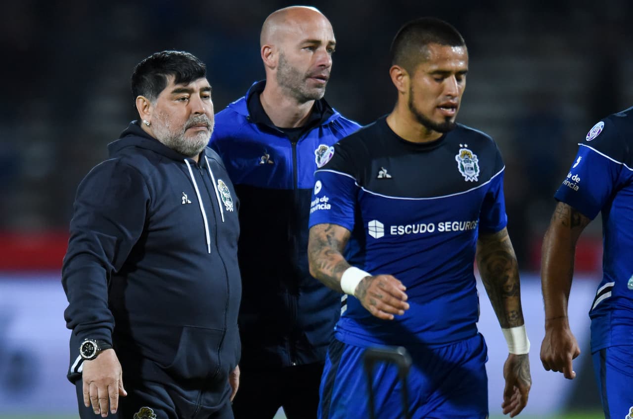 Al final anima a sus jugadores por el esfuerzo en la cancha.