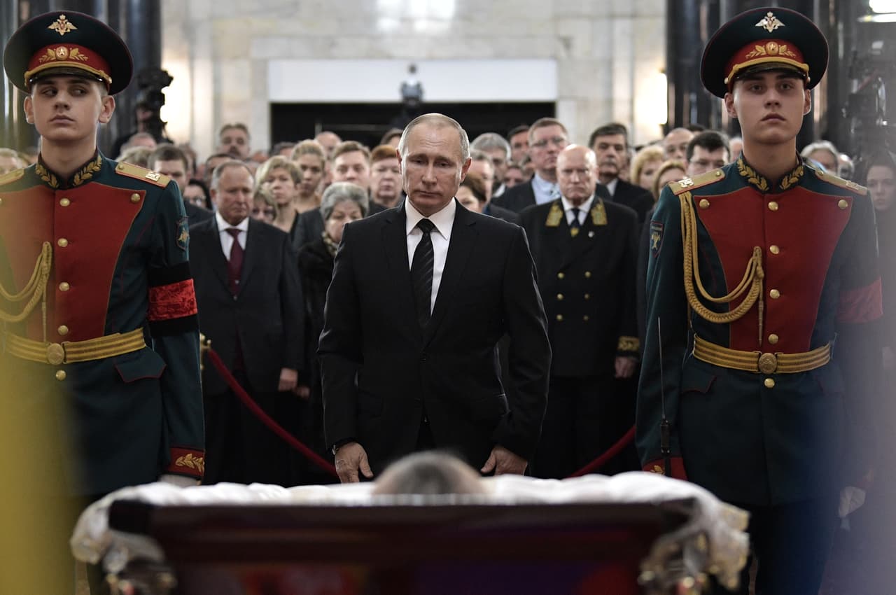 <b>El hombre fuerte conmovido.</b> El presidente de Rusia, Vladimir Putin, se detiene frente al cuerpo de Andrei Karlov, embajador ruso asesinado en Turquía. El funeral del diplomático se celebro en el Ministerio de Relaciones Exteriores en Moscú el jueves 22 de diciembre de 2016.
<br>