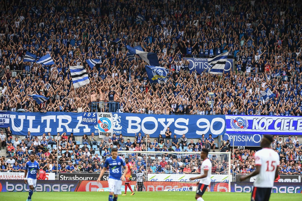 Se trataba de un partido caliente, ya que el Estrasburgo recién ascendió a la Ligue 1 y era su primer partido de local en primera división desde el 2008.