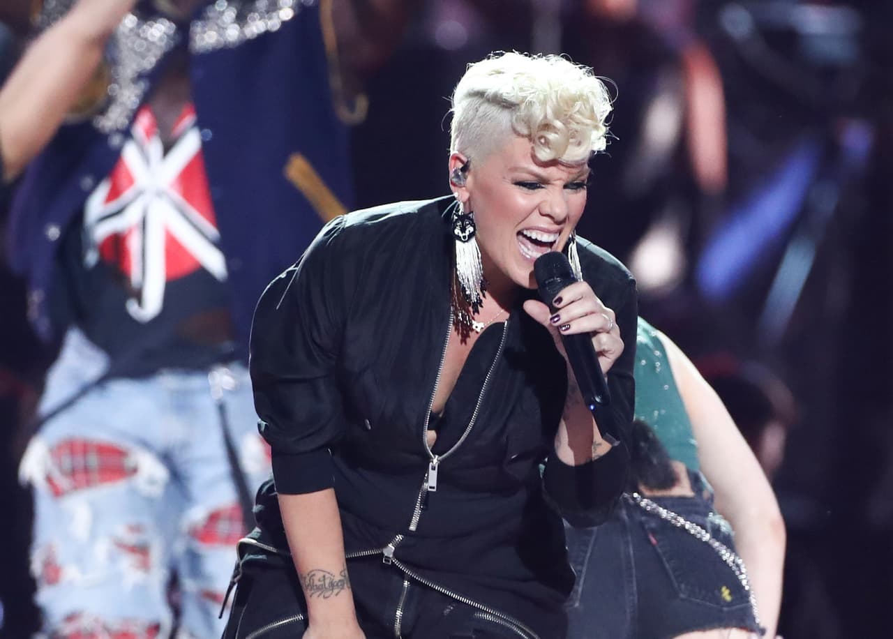 En esta foto del 22 de septiembre del 2017, Pink canta en el Festival de Música iHeartRadio en Las Vegas. Pink se unió a la lista de estrellas que actuarán en Minneapolis durante la semana del Super Bowl. La cantante actuará el viernes 2 de febrero del 2018 en Nomadic Live!, en el restaurado edificio del Minneapolis Armory. (Foto por John Salangsang/Invision/AP, Archivo)