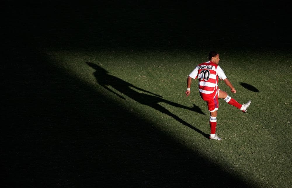 Recordado como uno de los fichajes más negativos en la historia de la MLS, el brasilero Denilson llegó al FC Dallas casi al mismo tiempo que Beckham. Sin embargo, su impacto fue limitado y terminó saliendo del club por la puerta de atrás.