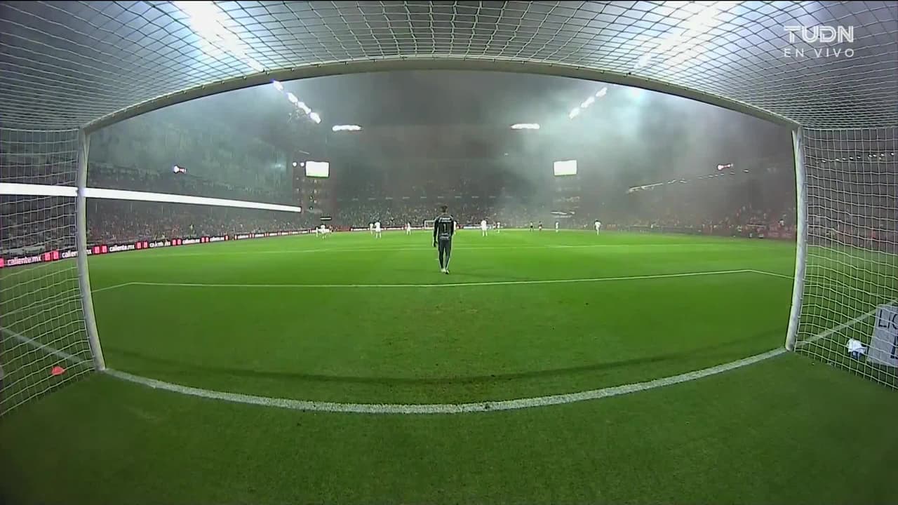 Arranca el partido y la pelota está en juego.