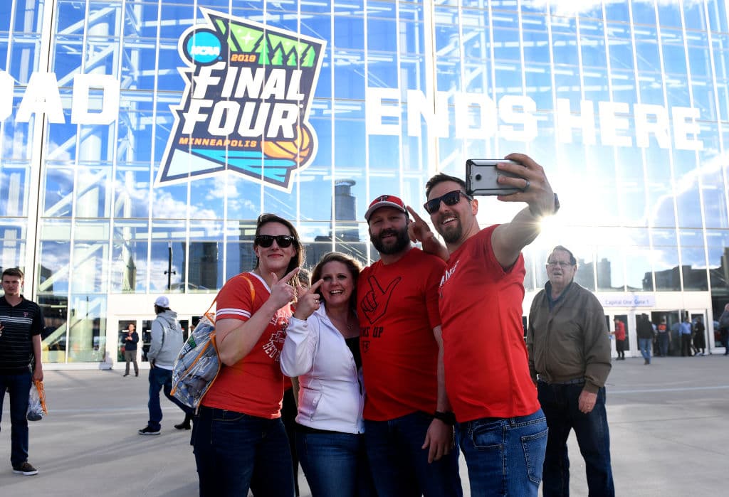 Un increíble ambiente el que se vivió dentro y fuera del US Bank Stadium previo al Juego por el Campeonato Nacional del básquetbol universitario entre los Texas Tech Red Raiders y los Virginia Cavaliers.