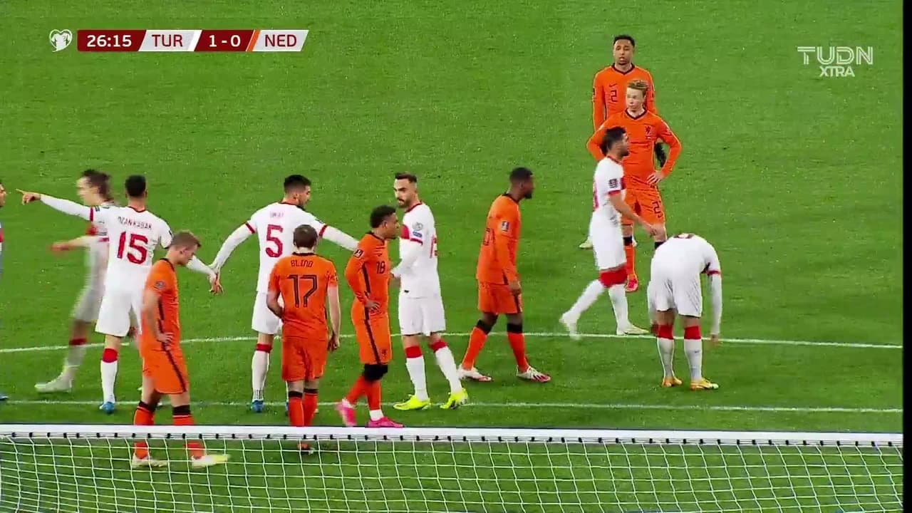 ¡TIRO ATAJADO! disparo por Memphis Depay.