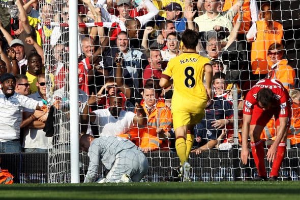 Justo cuando se cumplió el tiempo regular, un balón al área del Liverpool pegó en el poste y el arquero Pepe Reina, inexplicablemente, no lo agarró en incluso lo mandó al fondo de su portería.
