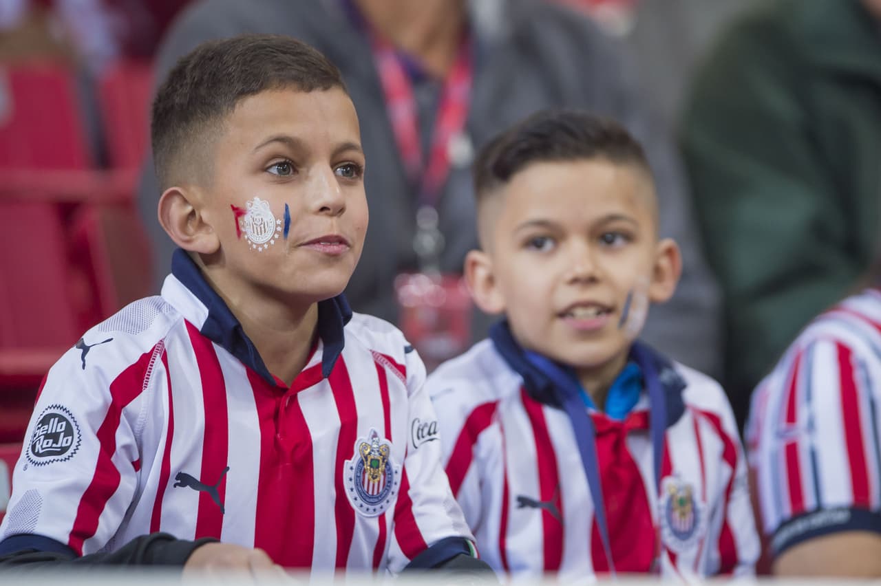 Los niños fanáticos de Chivas de Guadalajara listos para el inicio del Clausura 2019 contra Xolos de Tijuana en el Estadio Akron.