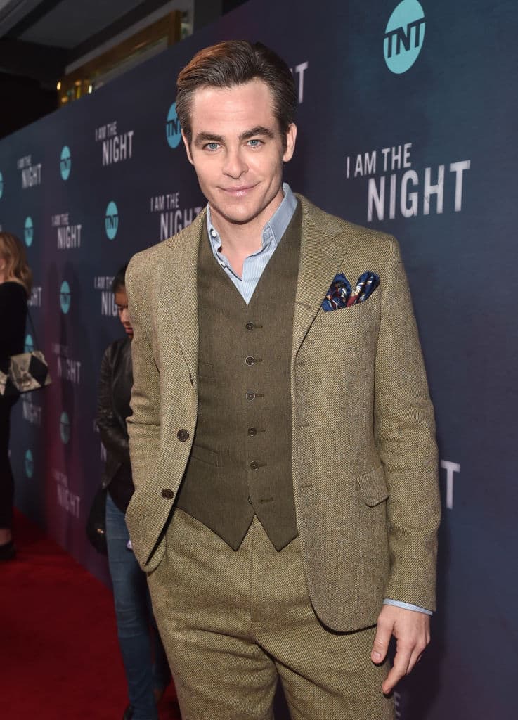 Sin embargo, cuando el líder mafioso Wilson Fisk construye el "Super Colisionador" trae a una versión alternativa de Peter Parker que tratará de enseñarle a Miles como ser un mejor Spider-Man. Pero no será el único Spider Man en entrar a este universo, 4 versiones alternas de Spidey aparecerán y buscarán regresar a su universo antes de que toda la realidad colapse.
<br>