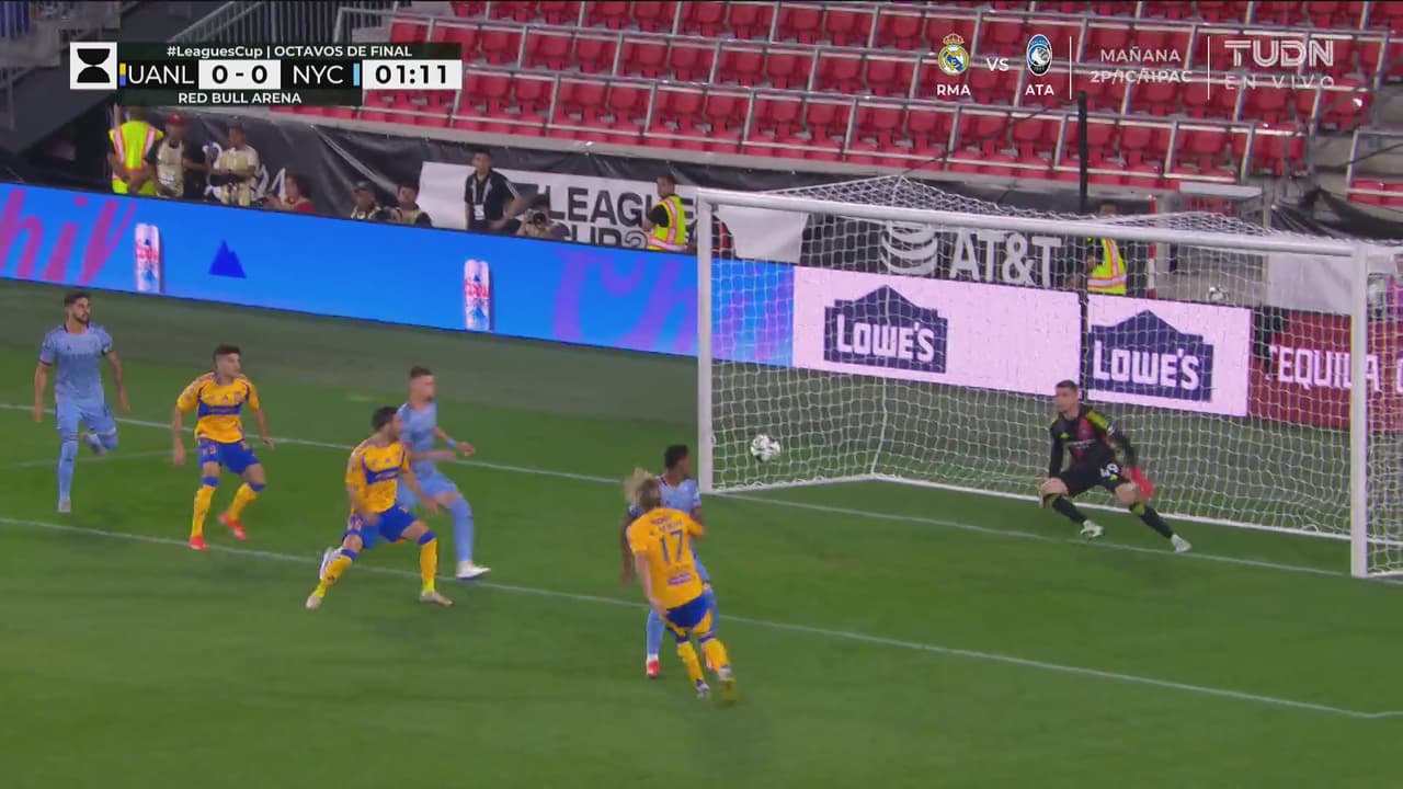 ¡Buscaron madrugar! Córdova metió el cabezazo y el arquero la sacó