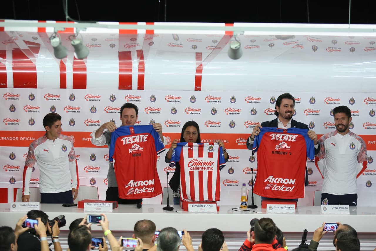 Chivas cerró la presentación de su nueva playera y patrocinador con la ilusión de recuperar su protagonismo en la Liga MX.