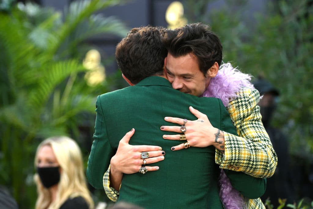 En el video, se ve a Styles dirigiéndose a la mesa de Swift para saludar y levantando su mascarilla para saludarla.