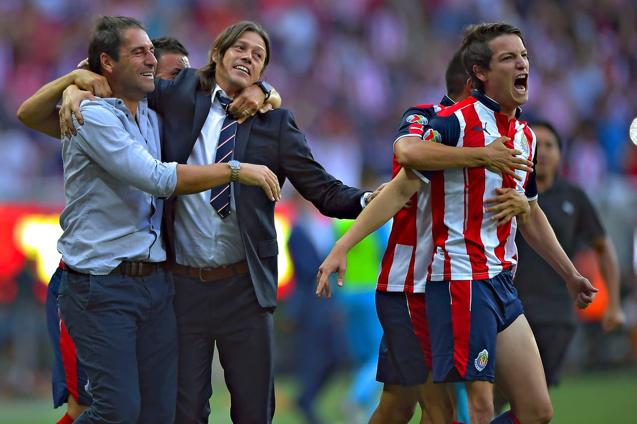 Action photo during the match Guadalajara vs Toluca, Corresponding to the second leg of the Semifinals of the Clausura 2017 Tournament of the Liga BBVA Bancomer MX, at Chivas Stadium. Foto de accion durante el partido Guadalajara vs Toluca, Correspondiente al partido de vuelta de las Semifinal del Torneo Clausura 2017 de la Liga BBVA Bancomer MX, en el Estadio Chivas en la foto: (i-d) Matias Almeyda, Michelle Benitez y Carlos Fierro de Guadalajara 21/05/2017/MEXSPORT/Isaac Ortiz.