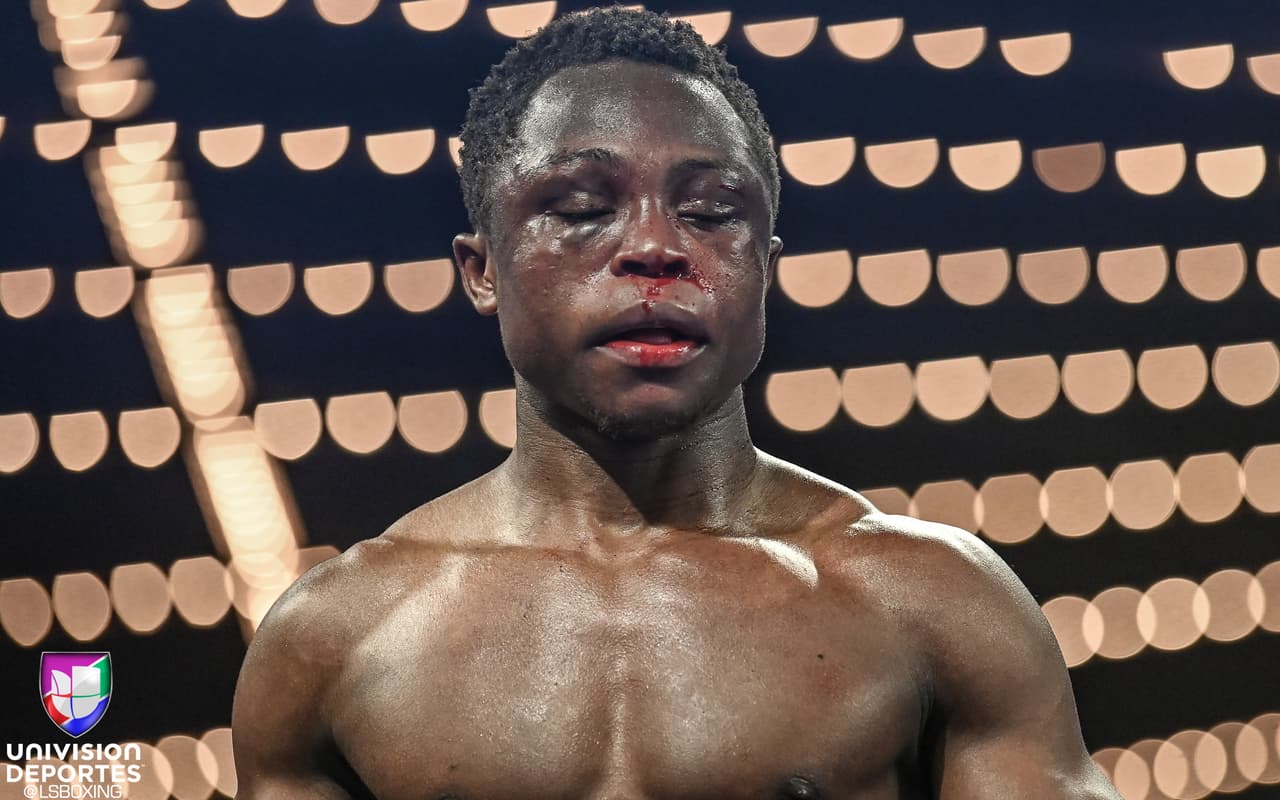 Emanuel 'Vaquero' Navarrete dio la sorpresa ante Isaac Dogboe, luego de vencerlo por decisión unánime para arrebatarle al ghanés su cetro mundial supergallo de la OMB.