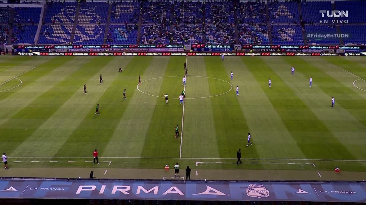 Arranca el partido y la pelota está en juego.