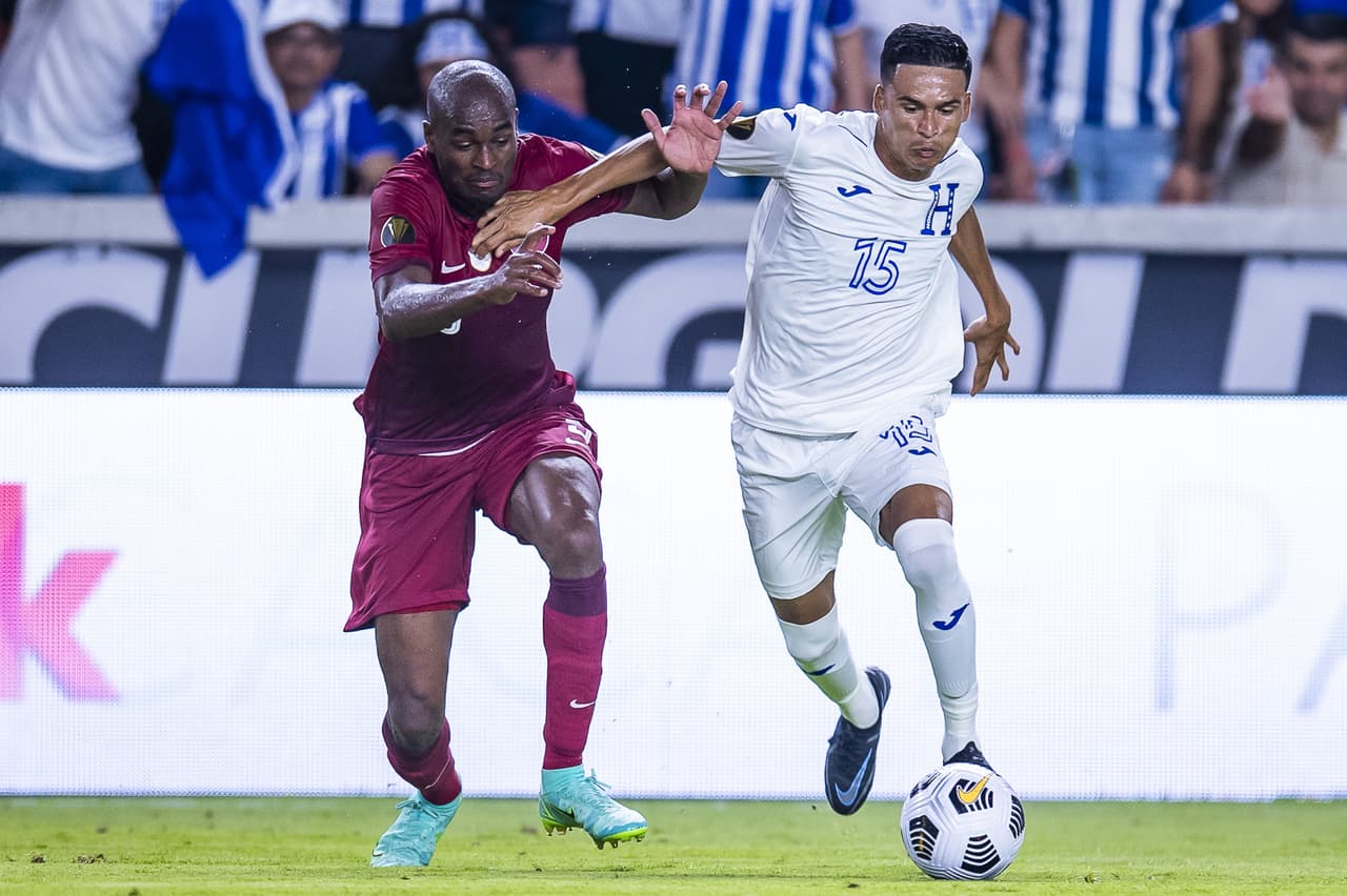 las anotaciones de Homan Ahmed y Abdelaziz Hatem le dan la victoria a Qatar 2-0 sobre Honduras y aseguran el liderato de su grupo.