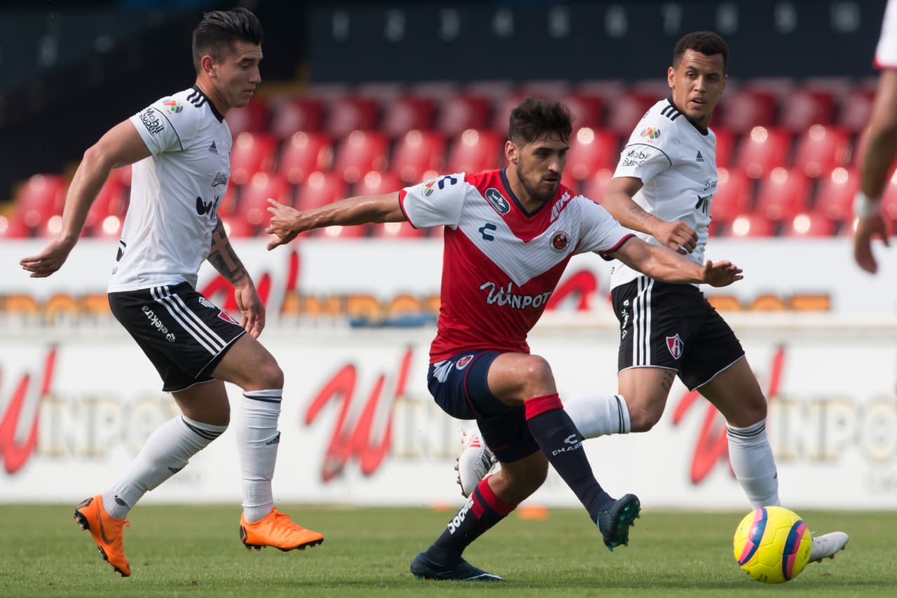 Manuel Viniegra: con los Tiburones Rojos solo jugó cinco partidos de Liga MX y en tres fue titular. El mediocampista tiene perfil de volver a salir en préstamo o incluso en una transferencia definitiva.