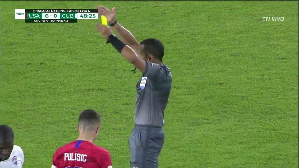 Tarjeta amarilla. El árbitro amonesta a Darío Ramos de Cuba