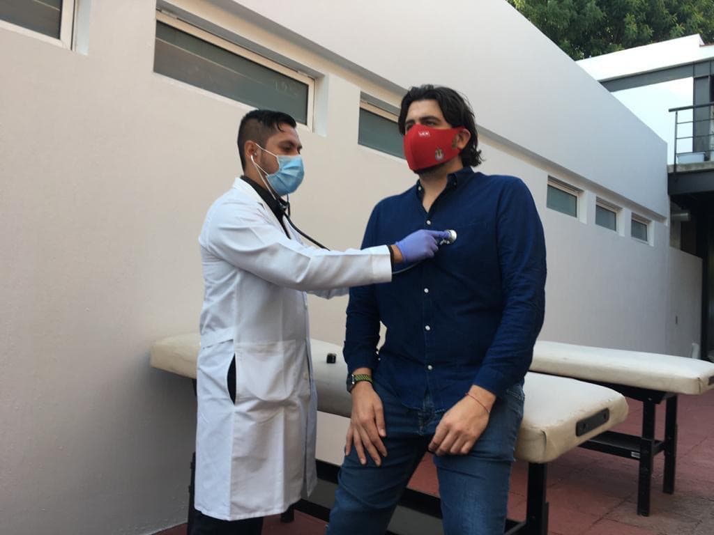 Amaury Vergara sigue el protocolo antes de ingresar a las intalaciones de Verde Valle.