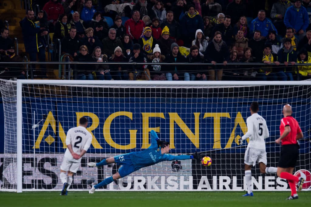 Y el partido empezó rápido. Apenas a los 4 minutos Santi Cazorla venció así a Thibaut Courtois para sorprender al poderoso visitante y marcar el 1-0.
