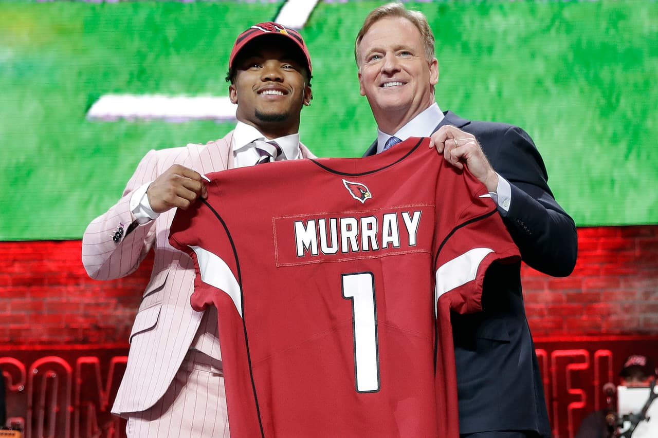 <b>Kyler Murray (Draft 2019)</b>
<br>- Seleccionado en 2019 por los Arizona Cardinals tuvo marca de 5 juegos ganados, 10 perdidos y un empate.
<br>- Su nivel mostrado le permitió ser nominado 'Rookie of the Year', es decir, el novato del año.