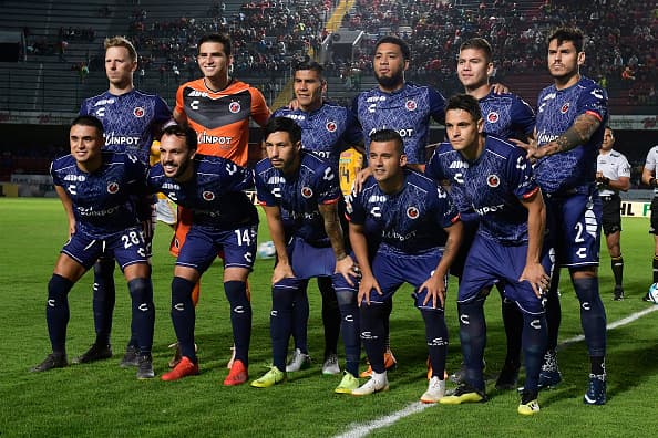 Los Tiburones Rojos aparecieron con este once inicial para el cotejo ante los Felinos.