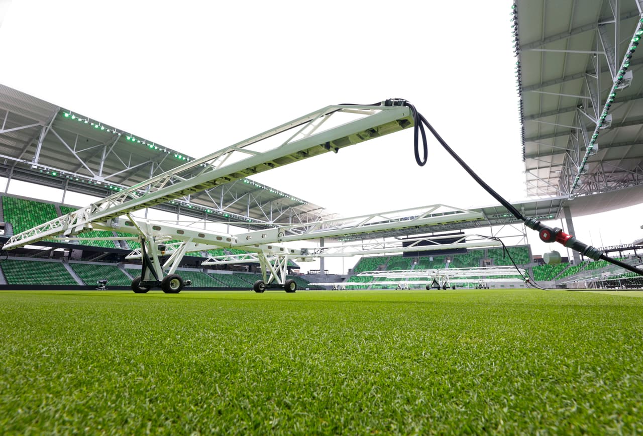 El césped es cuidado con mucho cuidado.