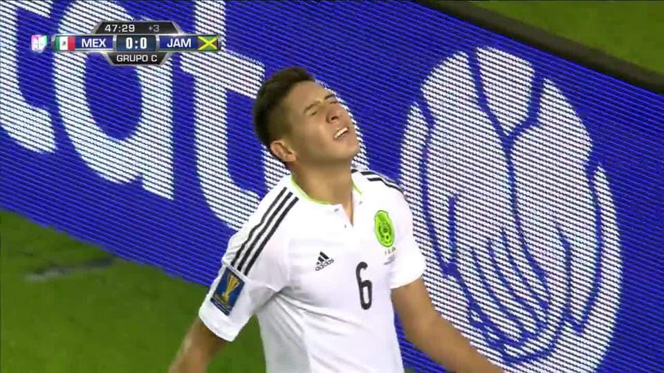 Disparo afuera de Edson Álvarez