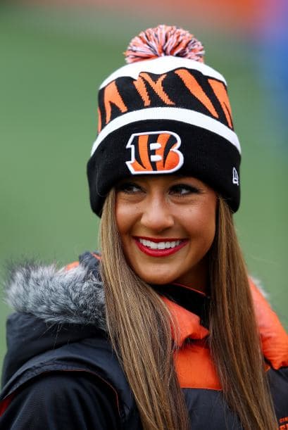 Esta bella porrista se formó en Ohio State y lleva 3 años animando para los Cincinnati Bengals. Ella es Lauren, ¡un chica de revista! .