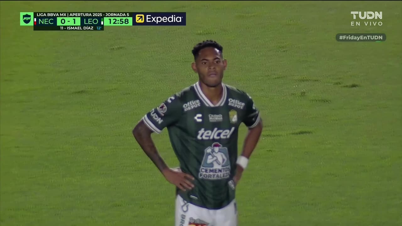 ¡Qué golazo! Ismael Díaz controla de pecho y rompe la red