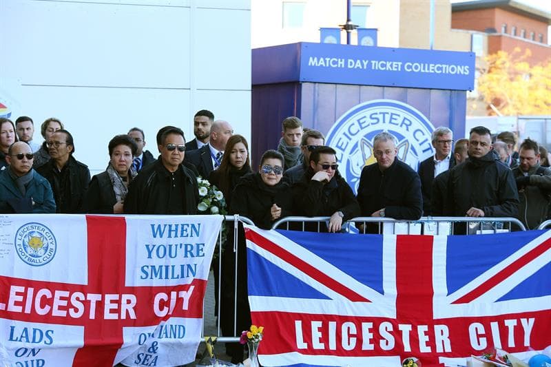 La esposa y el hijo de Vichai Srivaddhanaprabha, propietario del Leicester City, presentaron sus ofrendas junto miles de hinchas del club que se despidieron del hombre que falleció en un accidente de helicóptero de forma trágica.