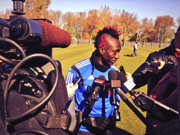 Dominic Oduro se une a la campaña de concientización del Cáncer de mamas.