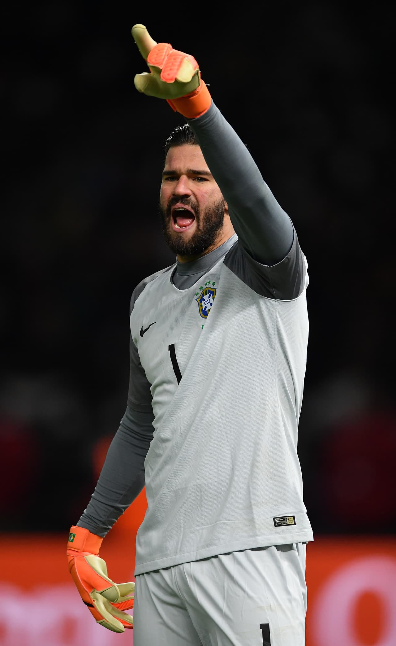 Además de atajar en la Roma, rival en cuartos de final de Champions League para el Barcelona, también es el titular de Brasil.