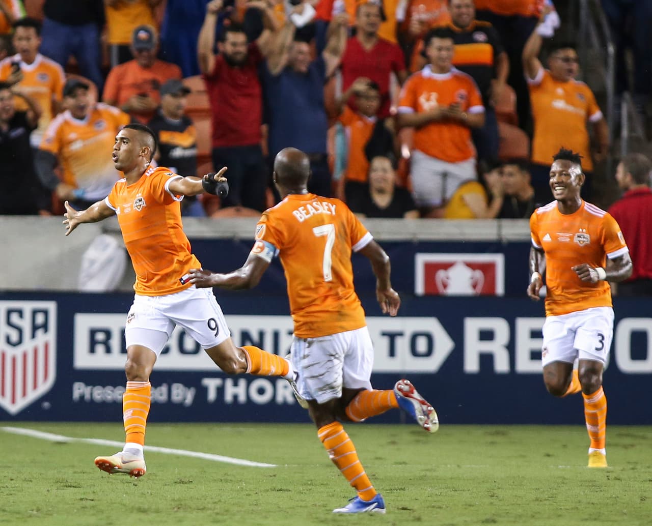 Mauro Manotas pasó a ser el goleador aguafiestas que dejó llorando a toda la galaxia angelina. El colombiano de Houston Dynamo encabezo una épica remontada en casa del Galaxy, y con ello mando de vacaciones a Zlatan y compañía, dejándolos sin chances de meterse a los Playoffs.