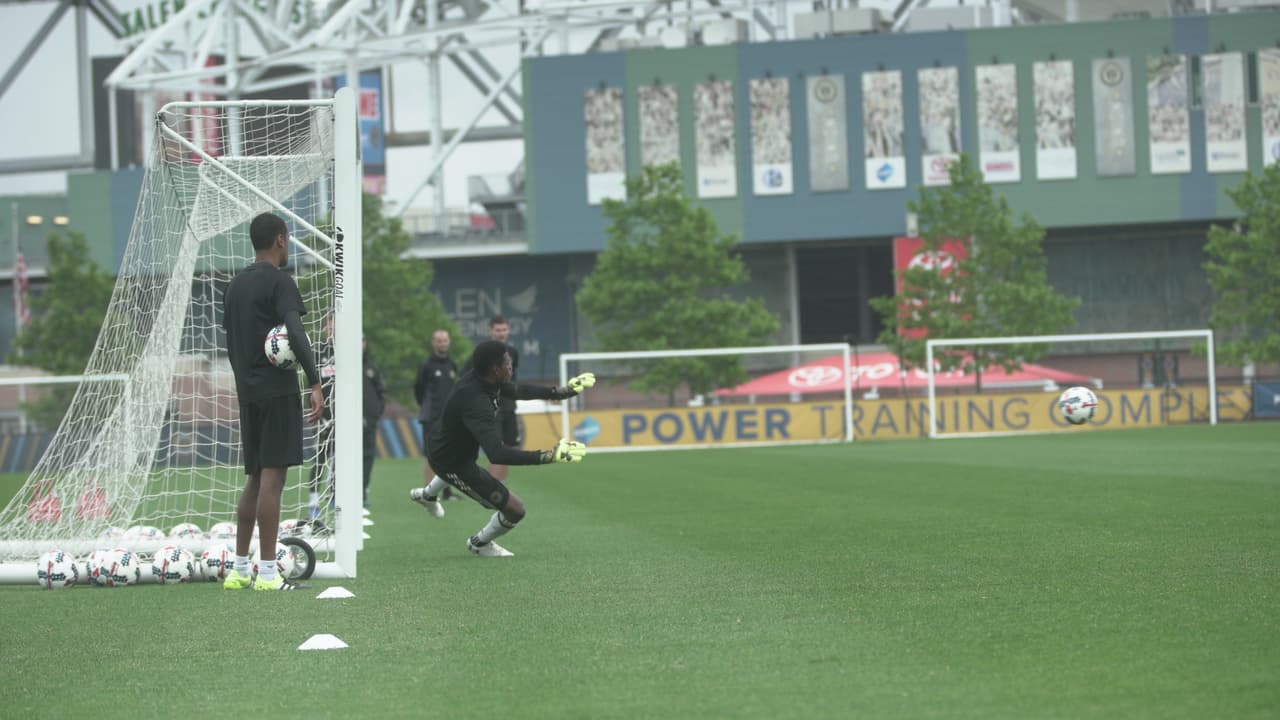 Pese a ser espigado, 1.93 de altura, su agilidad le permite llegar a remates abajo.