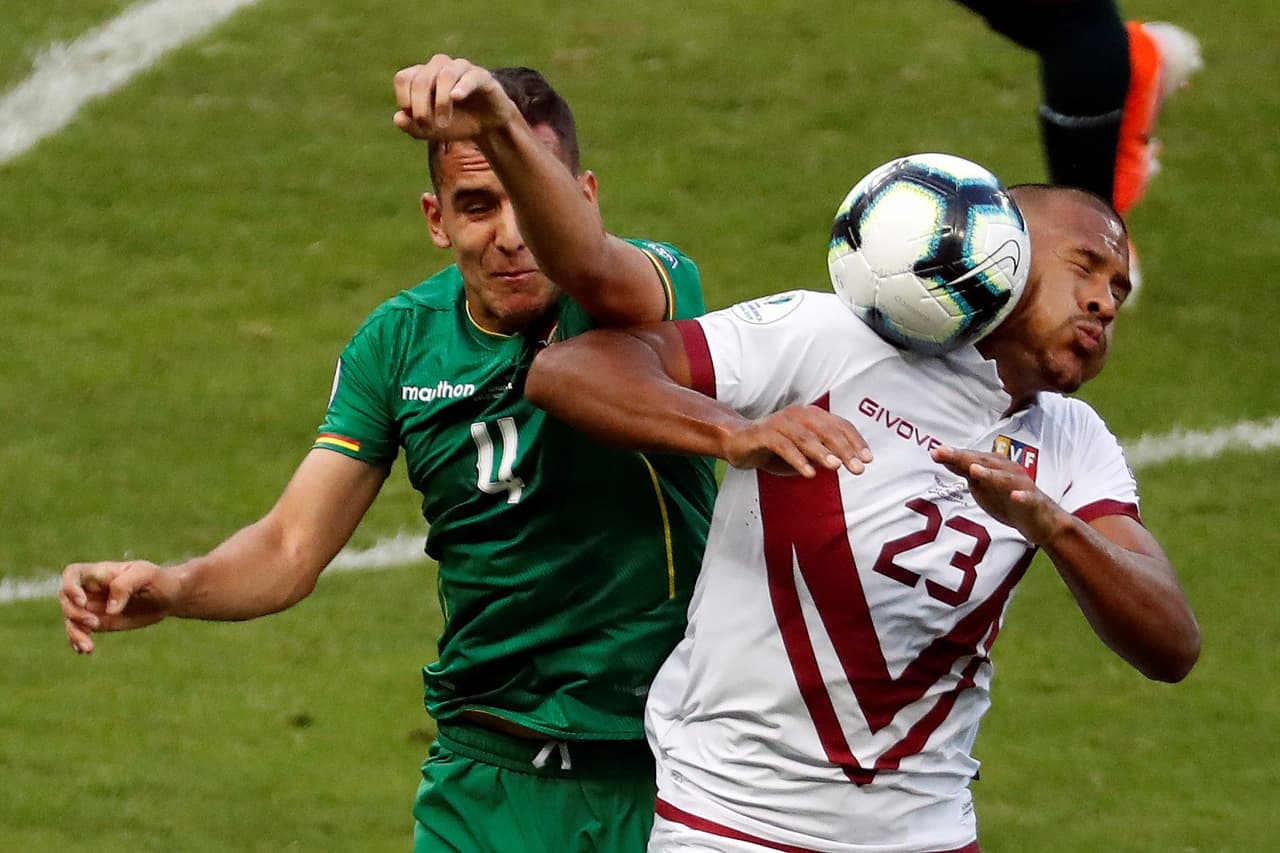 Salomón Rondón (derecha) luchó por su gol, sin embargo sus esfuerzos fueron en vano ante la defensa boliviana.