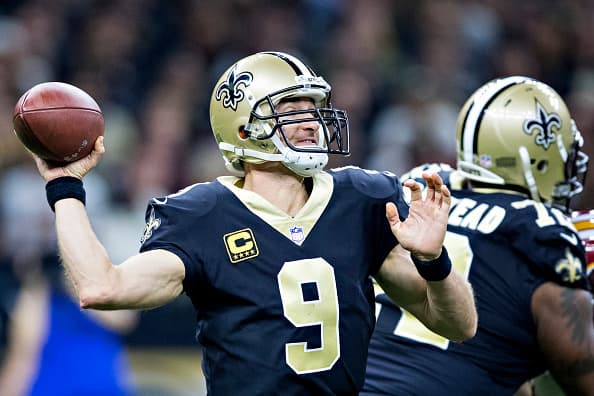 El mariscal de campo de los Saints completó 29 de 41 intentos para sumar 385 yardas. Consiguió par de anotaciones por una intercepción.