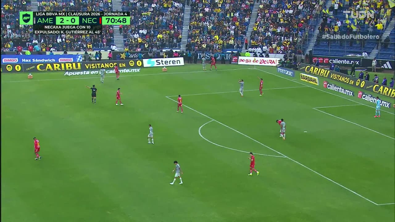 ¡CERCA! Henry Martín disparó que se estrella en el poste.