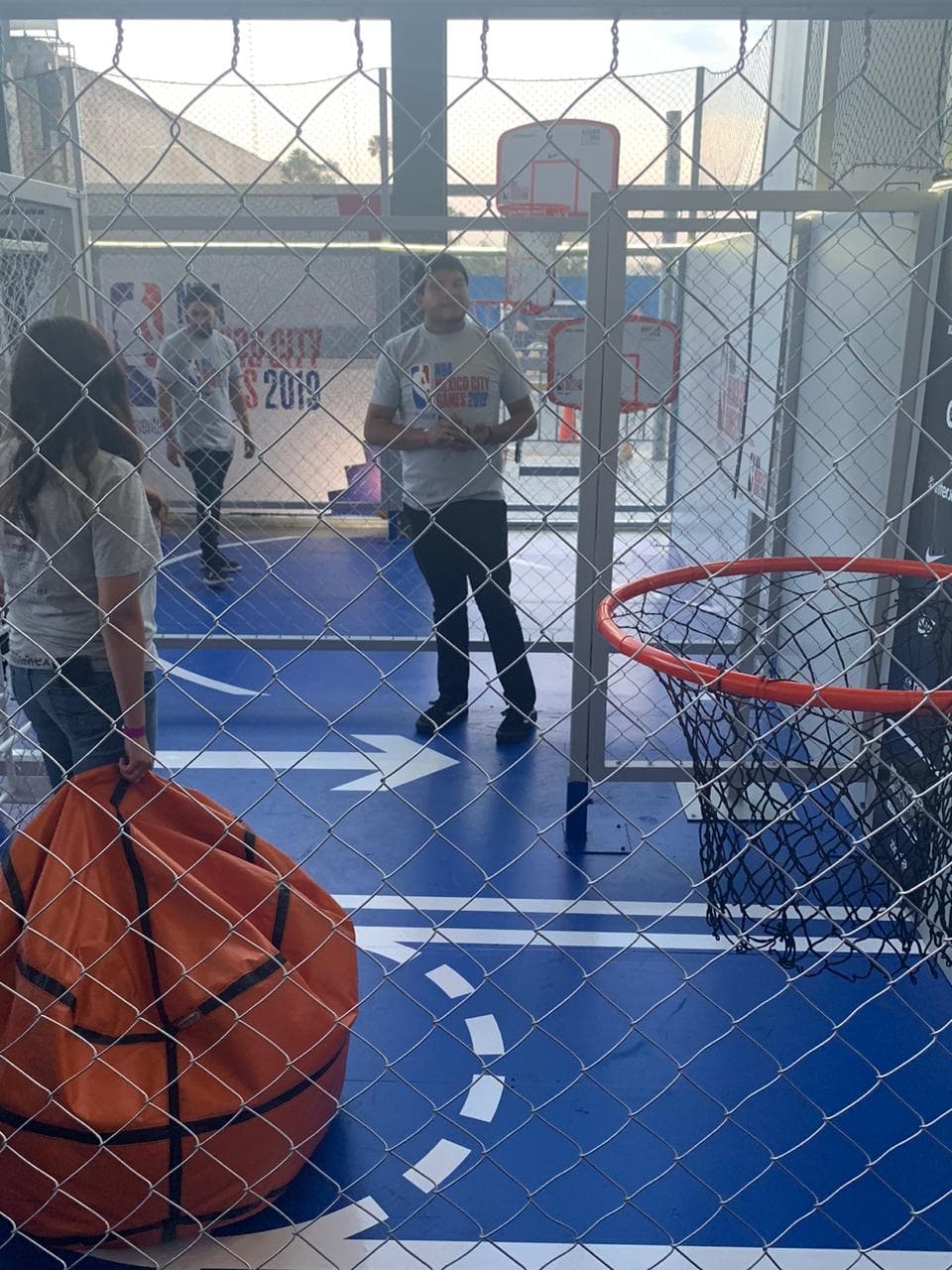 Con diversas actividades dentro de la Arena México, la afición ya calienta para el juego entre Pistons y Mavericks.